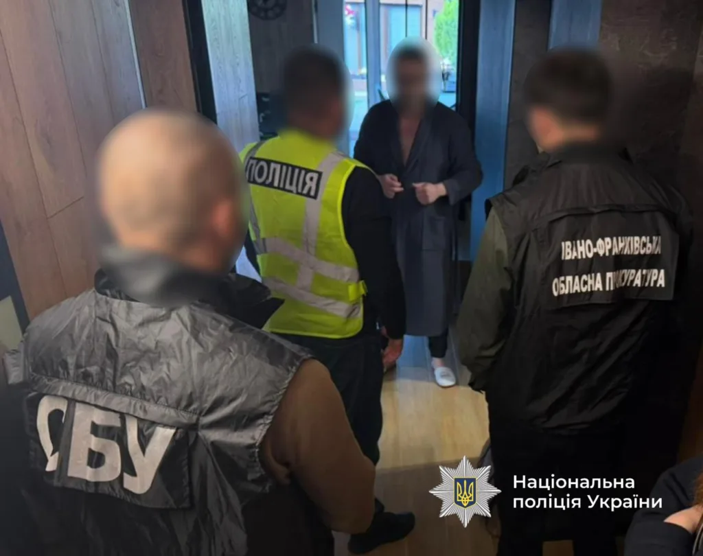 Поліція проводить обшук у квартирі підозрюваного