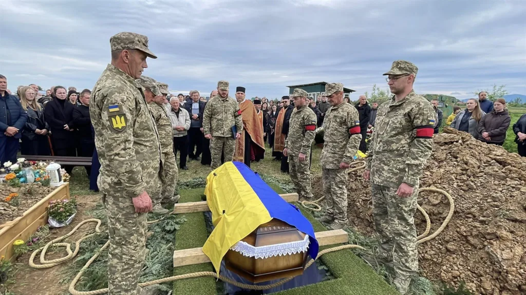 Військові прощаються з побратимом під українським прапором