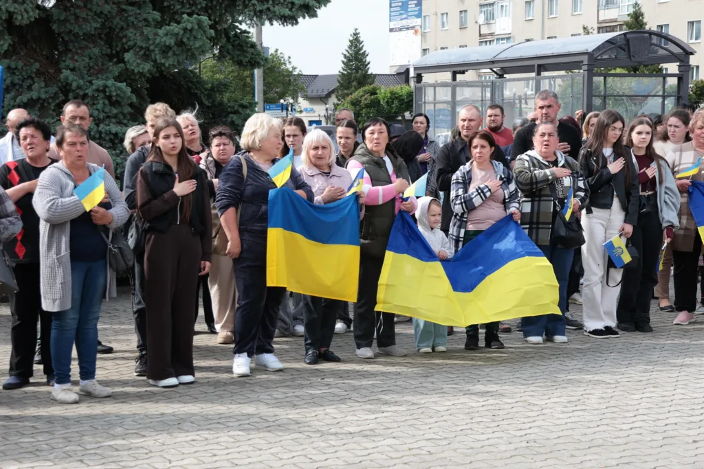 Люди з прапорами України на вуличному заході