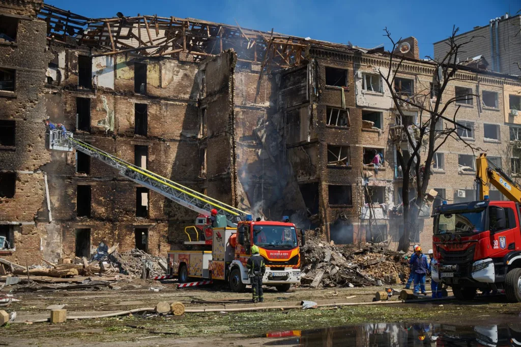Рятувальники працюють біля зруйнованого житлового будинку