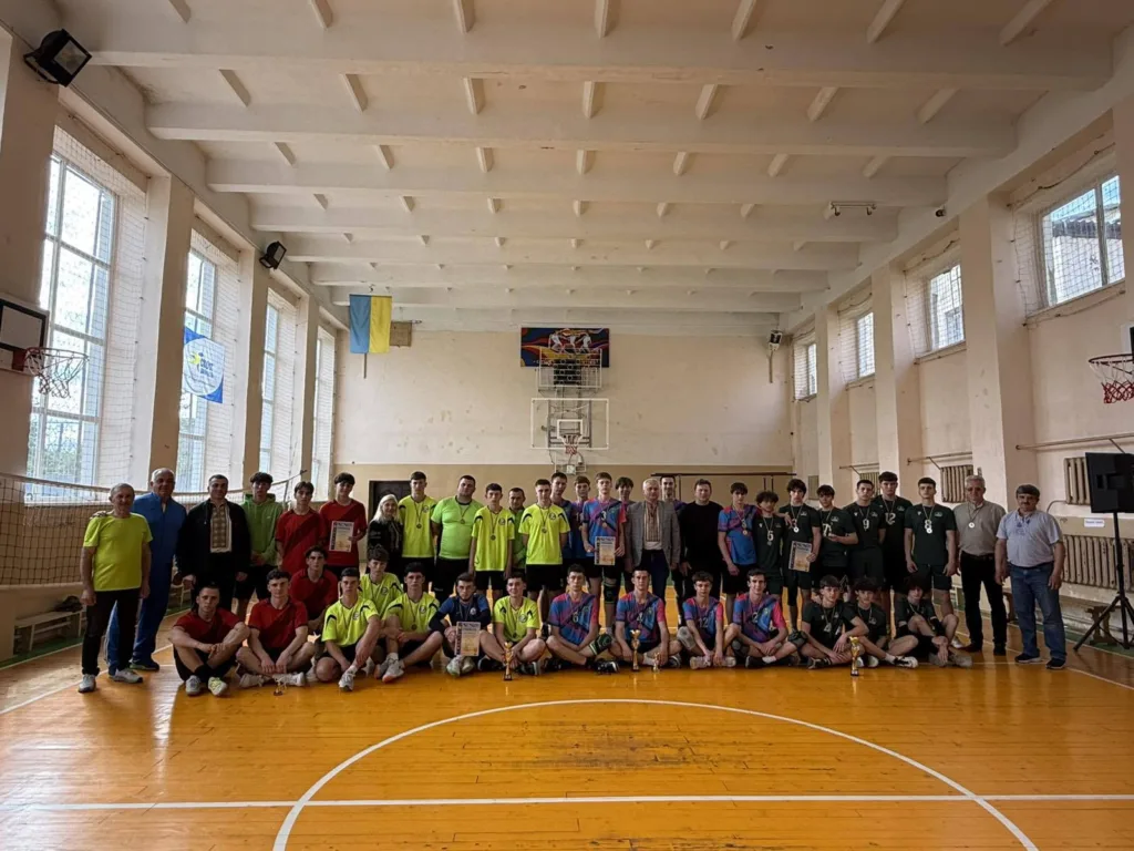 Команди волейболістів у спортивному залі після турніру