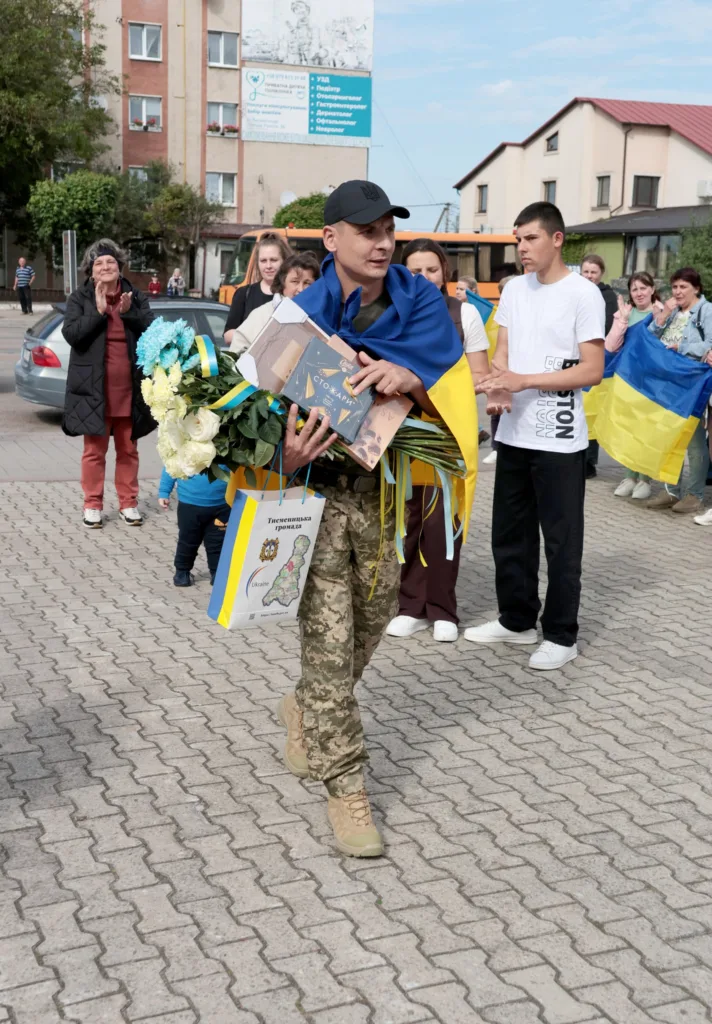 Український військовий отримує подарунки від громади