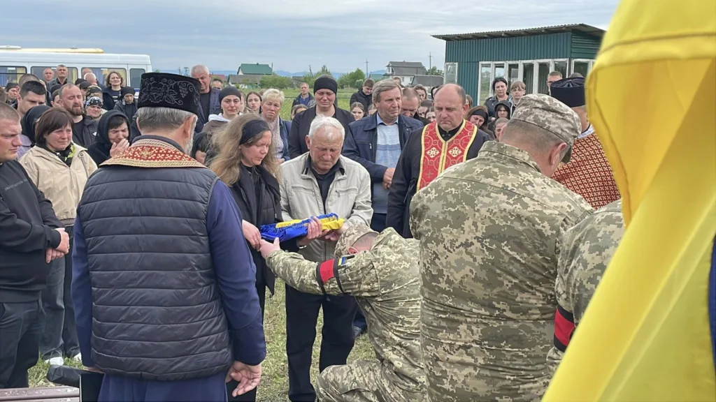 Прощання з українським військовим героєм на церемонії