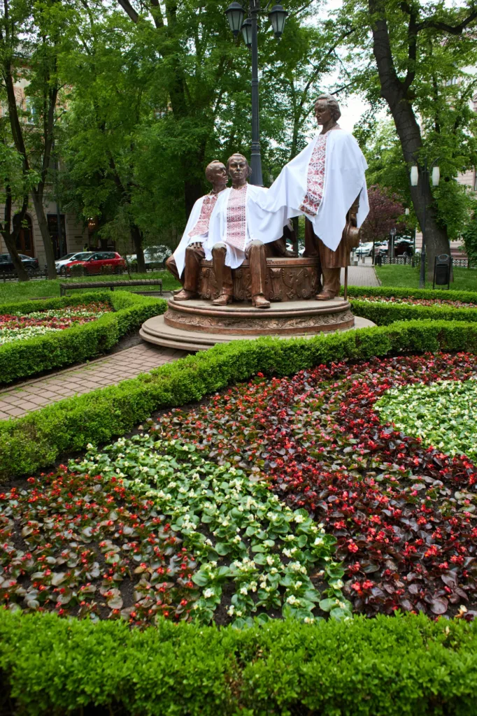 Пам'ятник у вишиванках у квітковому сквері
