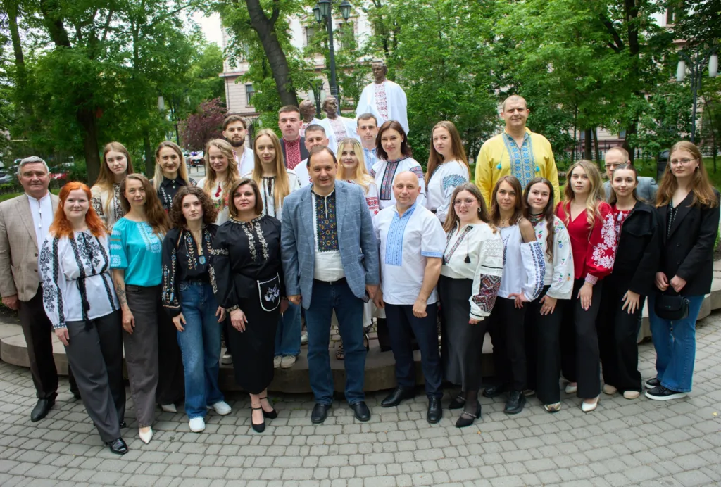 Група людей у вишиванках на вулиці