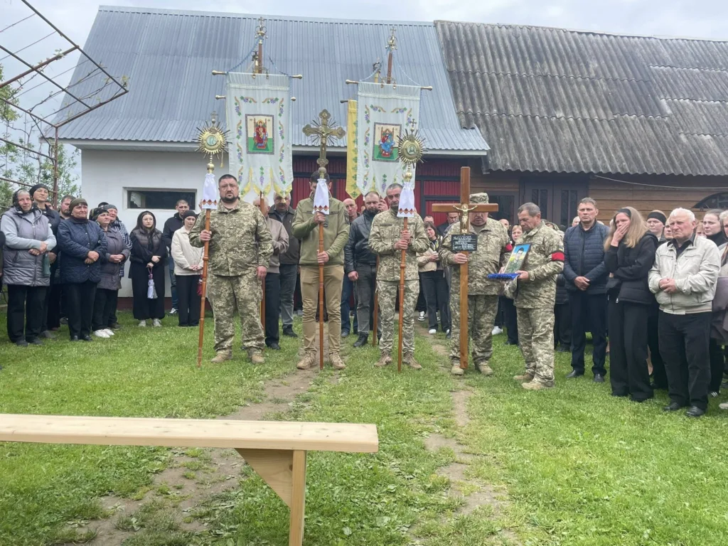 Військові й люди на церемонії прощання в селі
