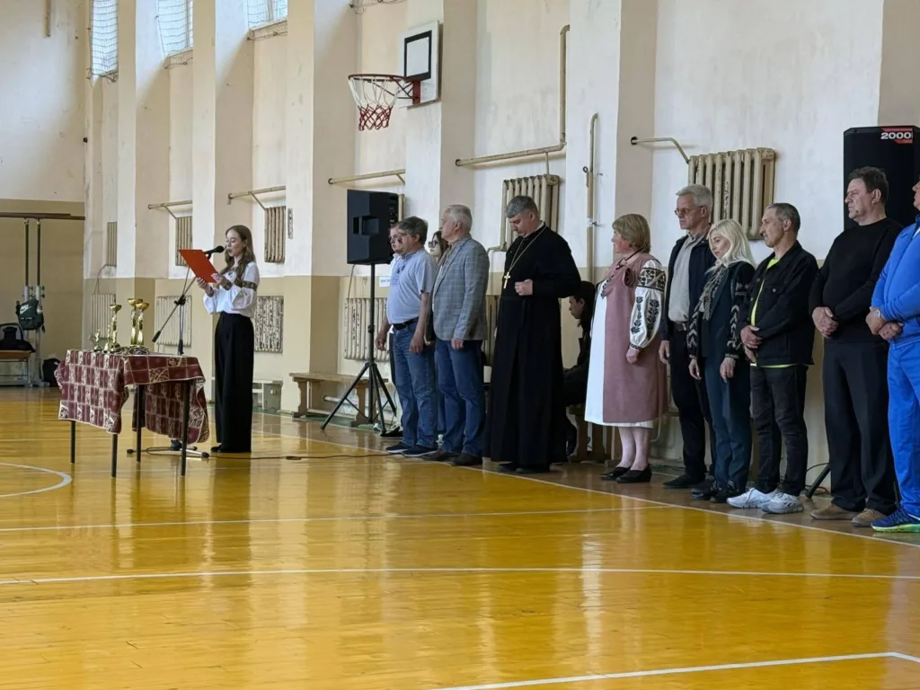 Церемонія нагородження у спортивному залі школи