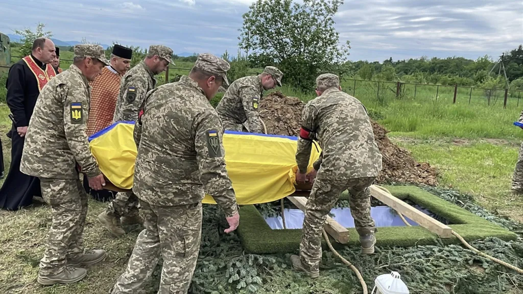 Військові ховають героя під українським прапором
