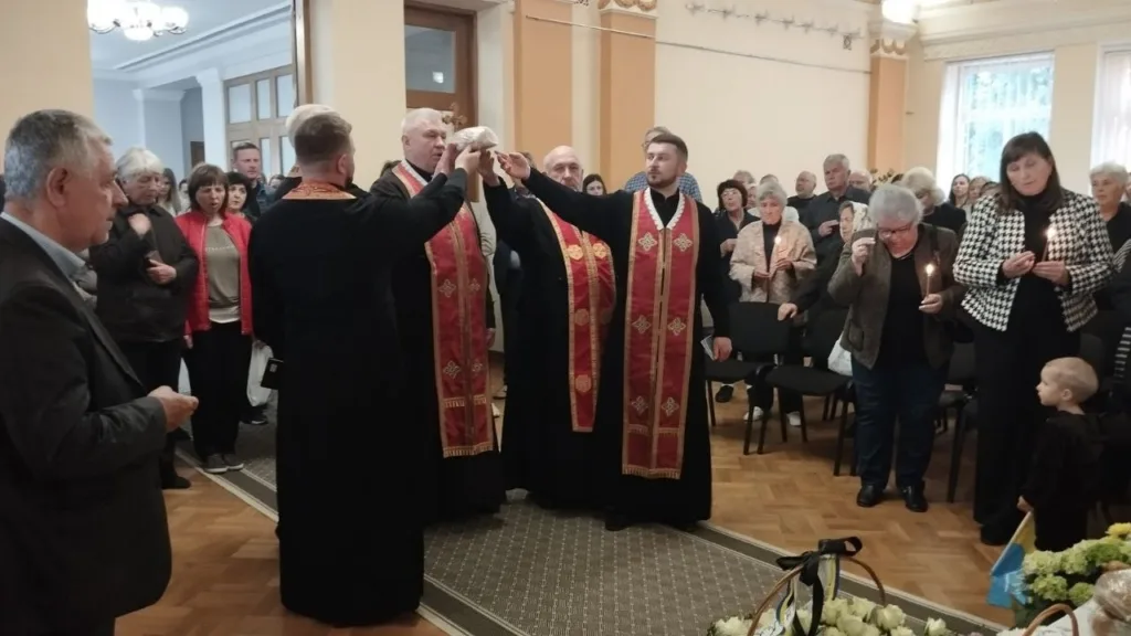 Священики проводять поминальну службу в залі