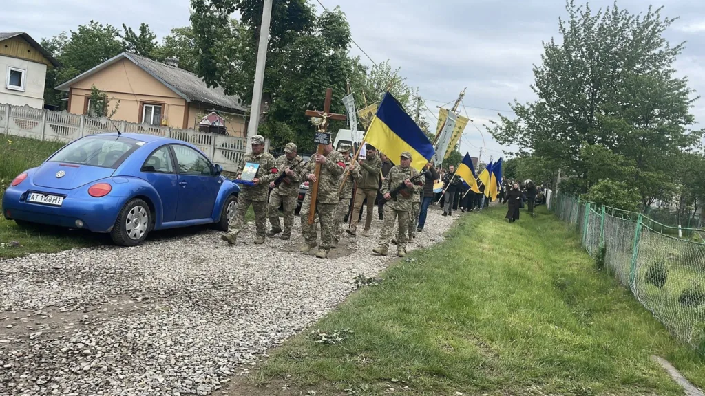 Військовий марш із українськими прапорами в селі