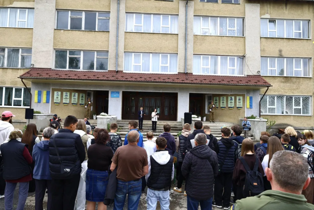 Люди зібралися біля школи на урочисту подію
