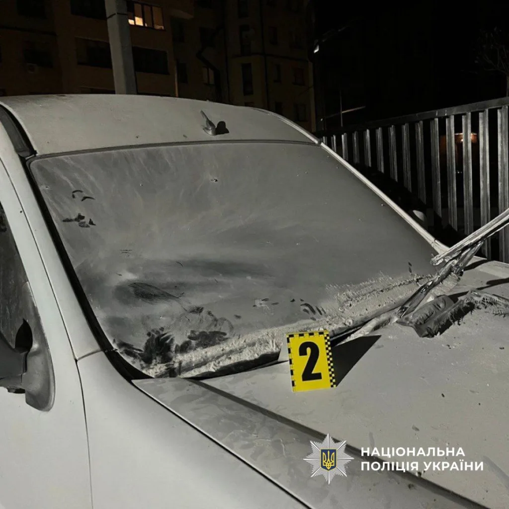 Пошкоджений автомобіль із міткою поліції України