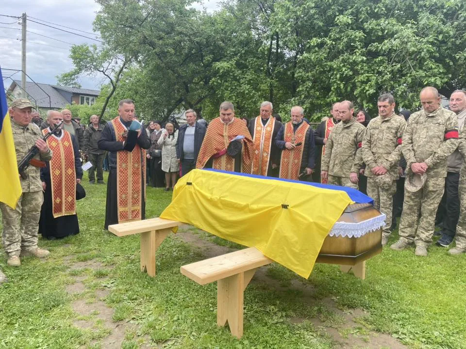 Військові та священики прощаються з героєм України