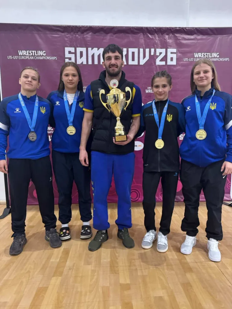 Українська команда з боротьби з кубком та медалями