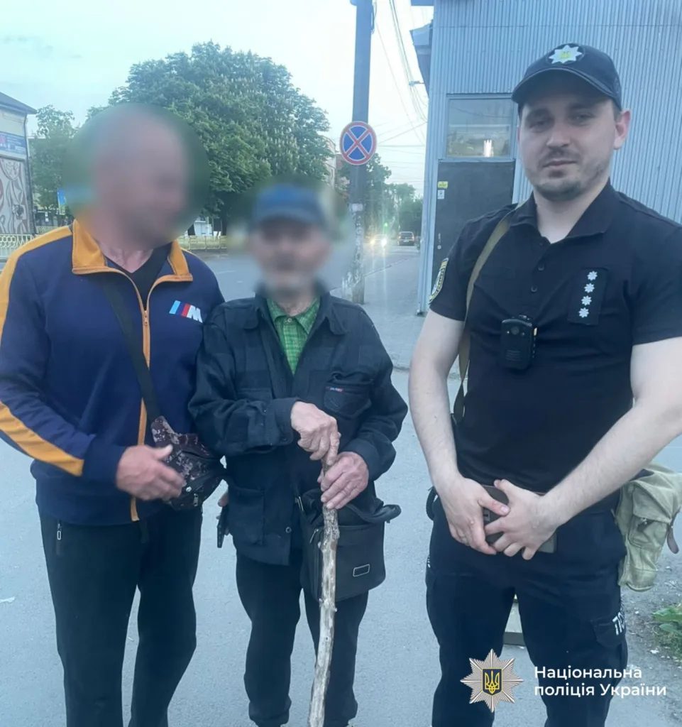 Поліцейський допомагає двом чоловікам на вулиці