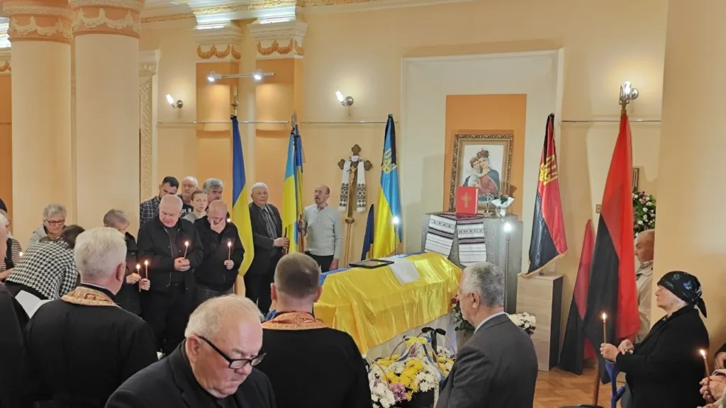 Прощання з героєм під прапорами України