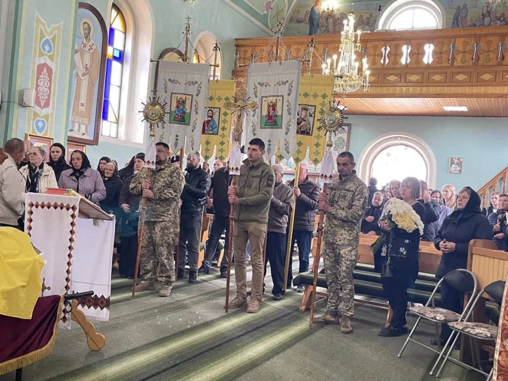 Богослужіння у церкві з військовими та парафіянами