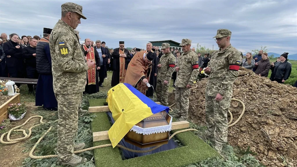Похорон військового з українським прапором