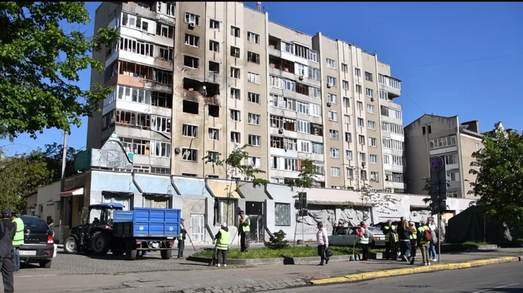 Пошкоджений житловий будинок після вибуху в місті