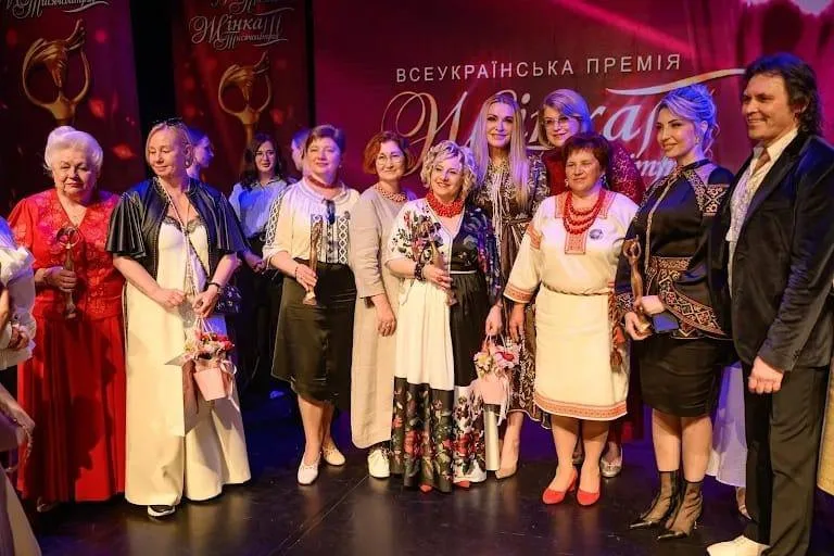 Учасники всеукраїнської премії Жінка року на сцені