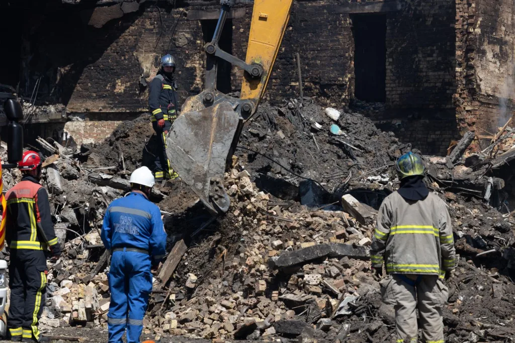 Рятувальники розбирають завали після вибуху