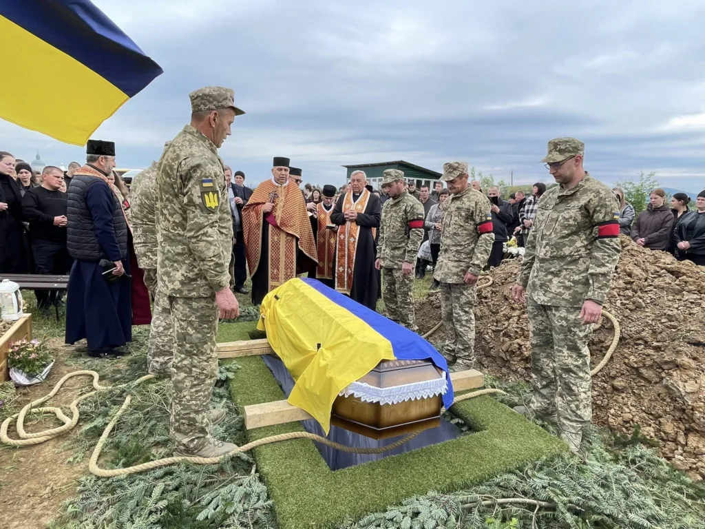 Поховання військового з прапором України
