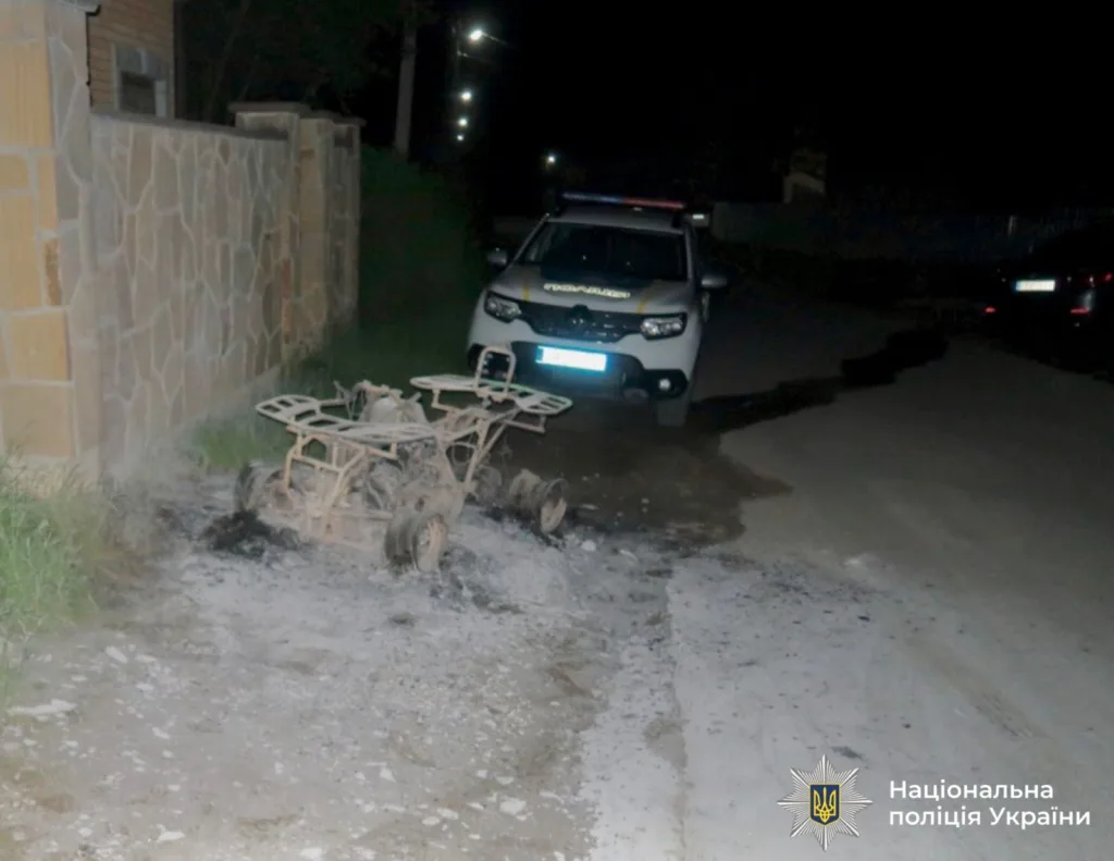 Згорілий квадроцикл біля патрульної машини поліції