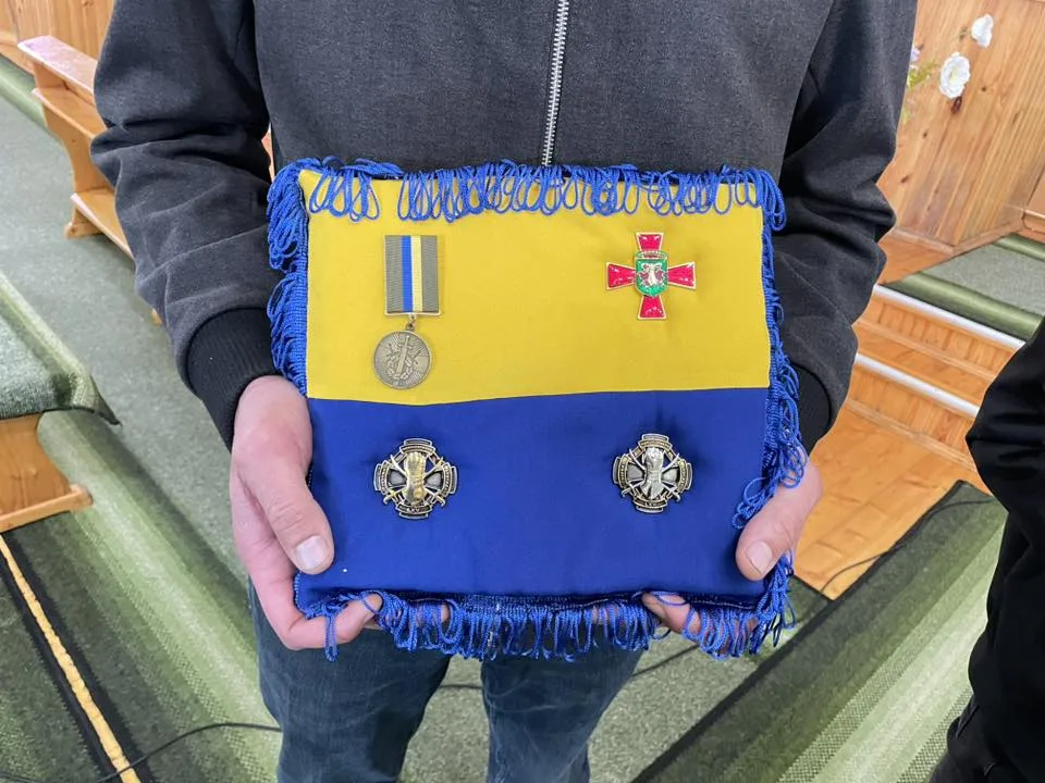 Український прапор з військовими медалями