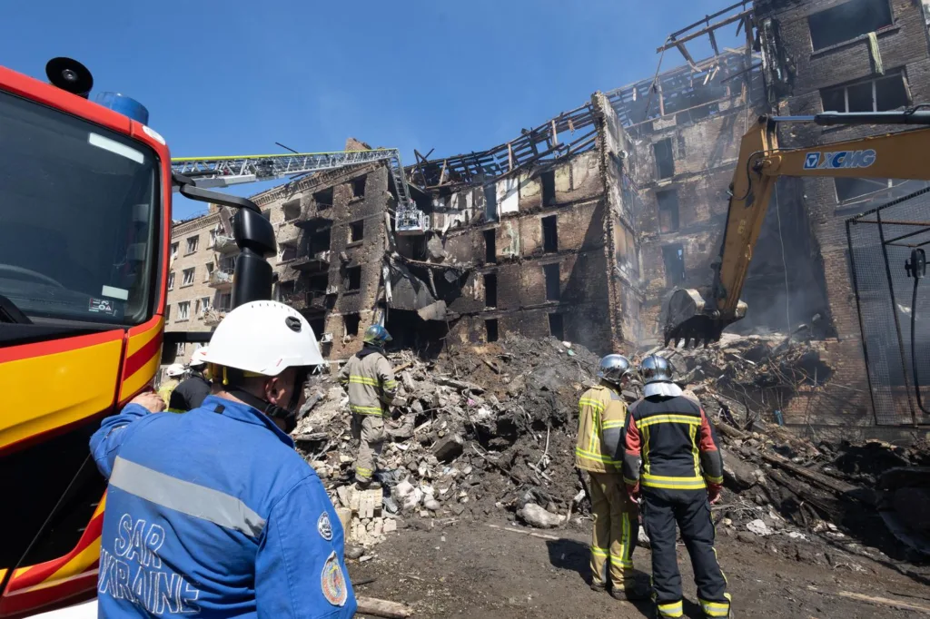 Рятувальники працюють біля зруйнованої будівлі