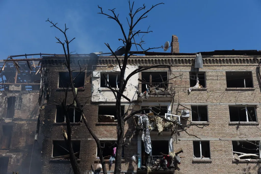 Зруйнований житловий будинок після обстрілу
