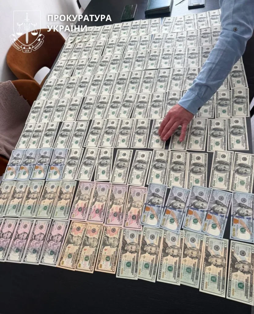 Стіл з великою кількістю доларових купюр