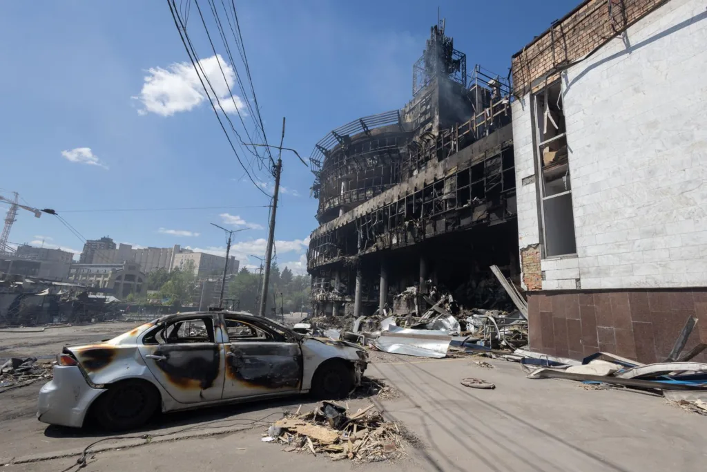 Зруйнована будівля та спалене авто після пожежі