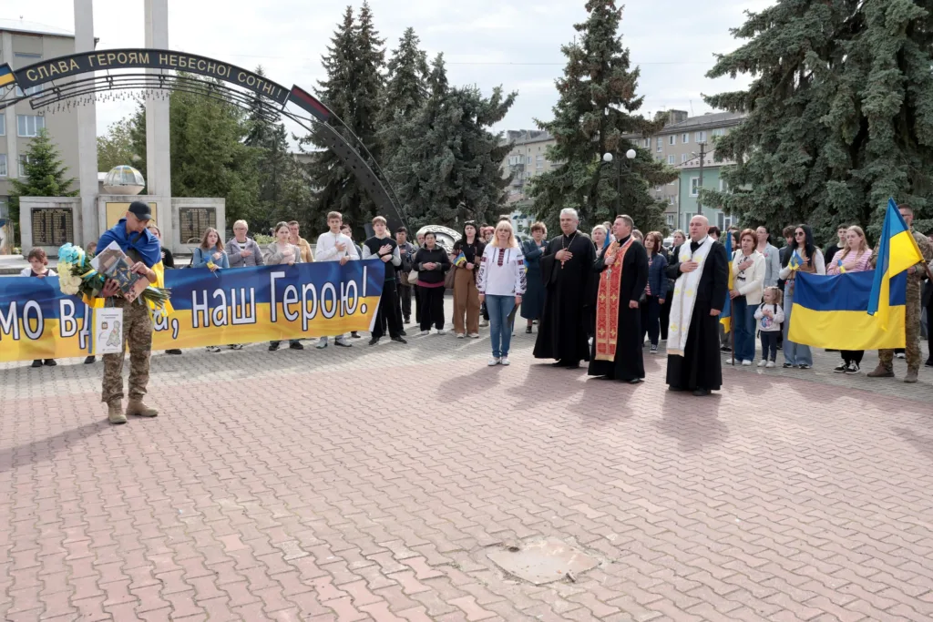 Вшанування героя України біля меморіалу Небесної Сотні