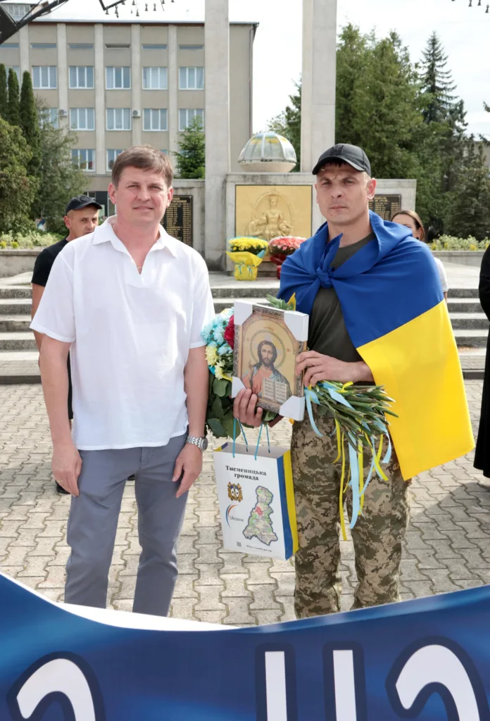 Військовий з прапором України отримує подарунки