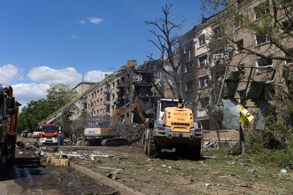 Рятувальники працюють біля зруйнованого житлового будинку