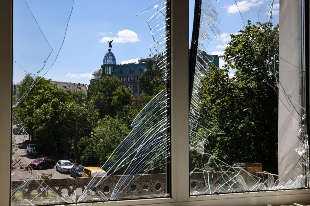 Пошкоджене вікно з видом на міський пейзаж