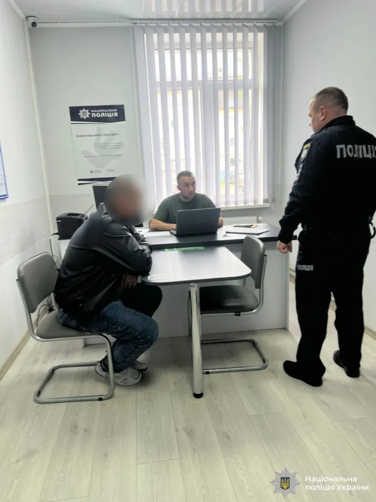 Поліція проводить опитування в офісі
