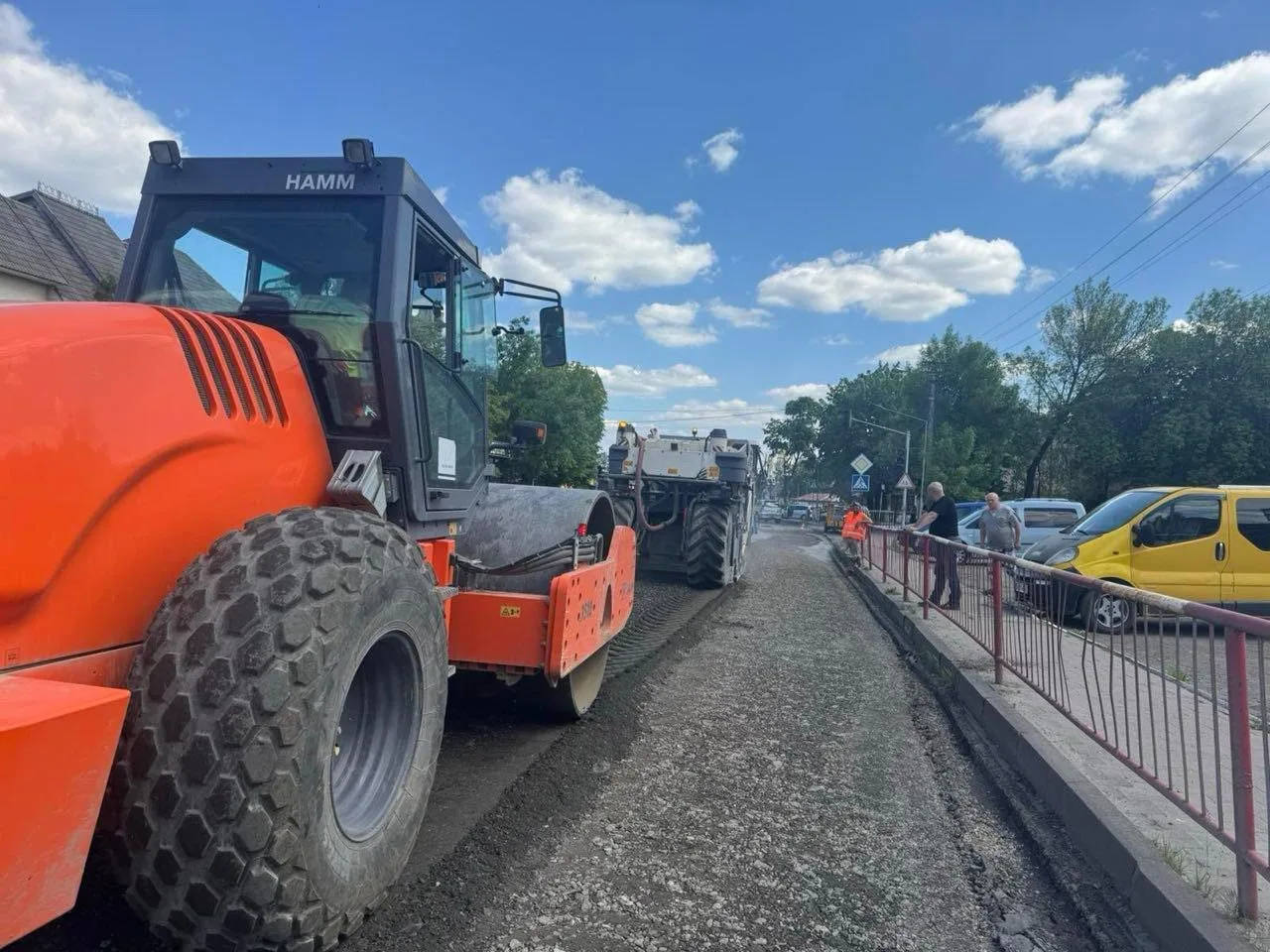 Дорожня техніка ремонтує асфальтовану дорогу міста