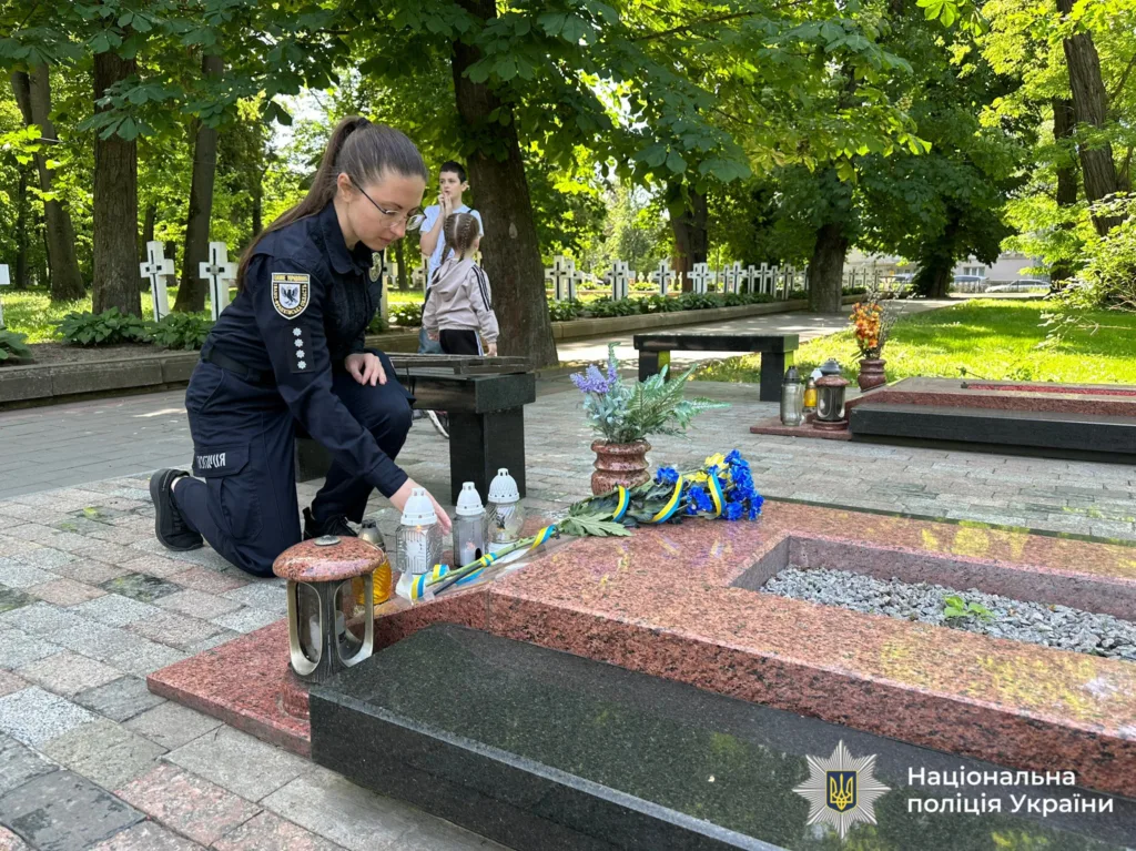 Поліцейська вшановує пам'ять полеглих героїв України