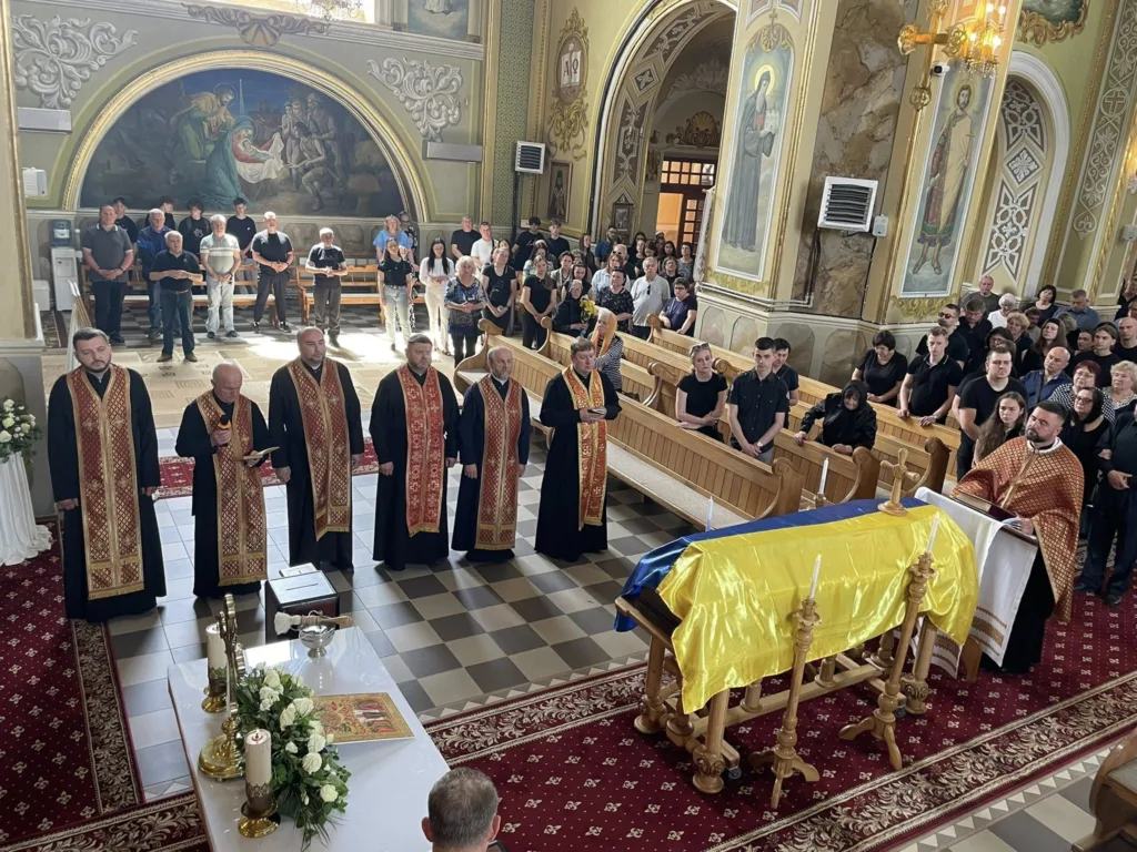 Похоронна церемонія у церкві з прапором України