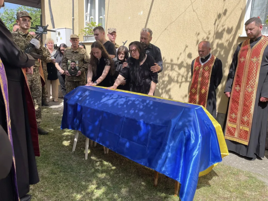 Прощання з військовим, труна в прапорі України