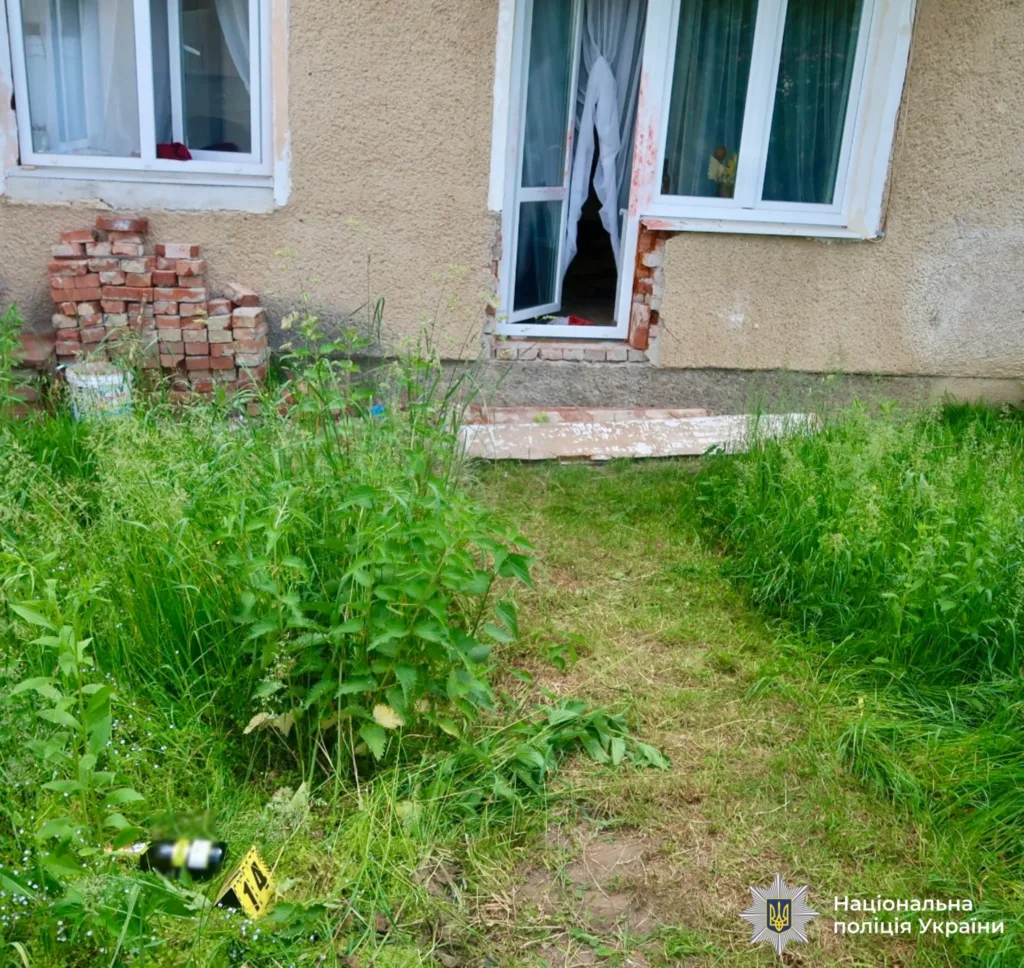 Пошкоджене вікно будинку після інциденту