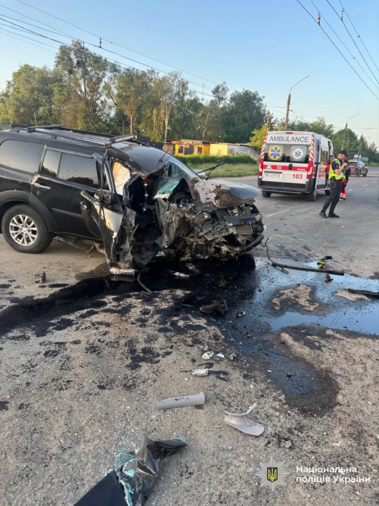 Дорожньо-транспортна пригода з пошкодженим автомобілем і швидкою