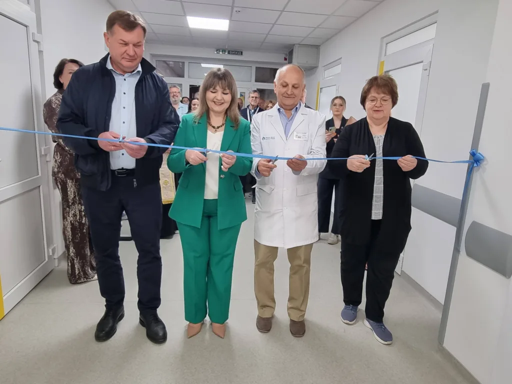 Урочисте відкриття медичного відділення стрічкою