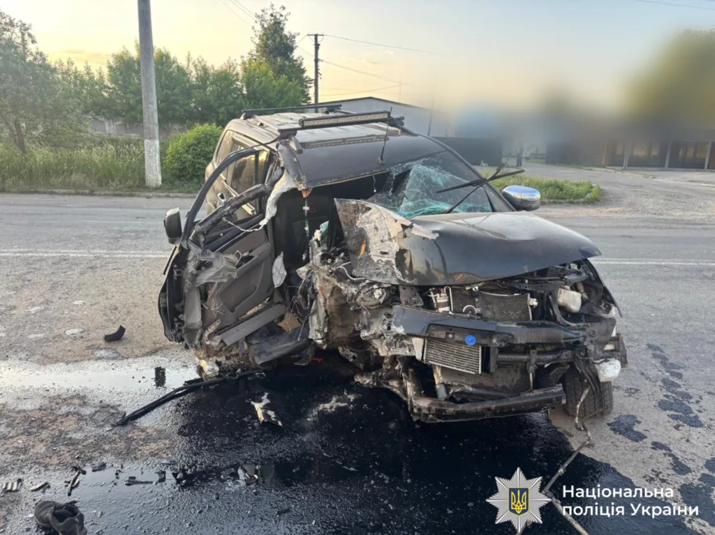 Розбитий автомобіль після дорожньо-транспортної пригоди