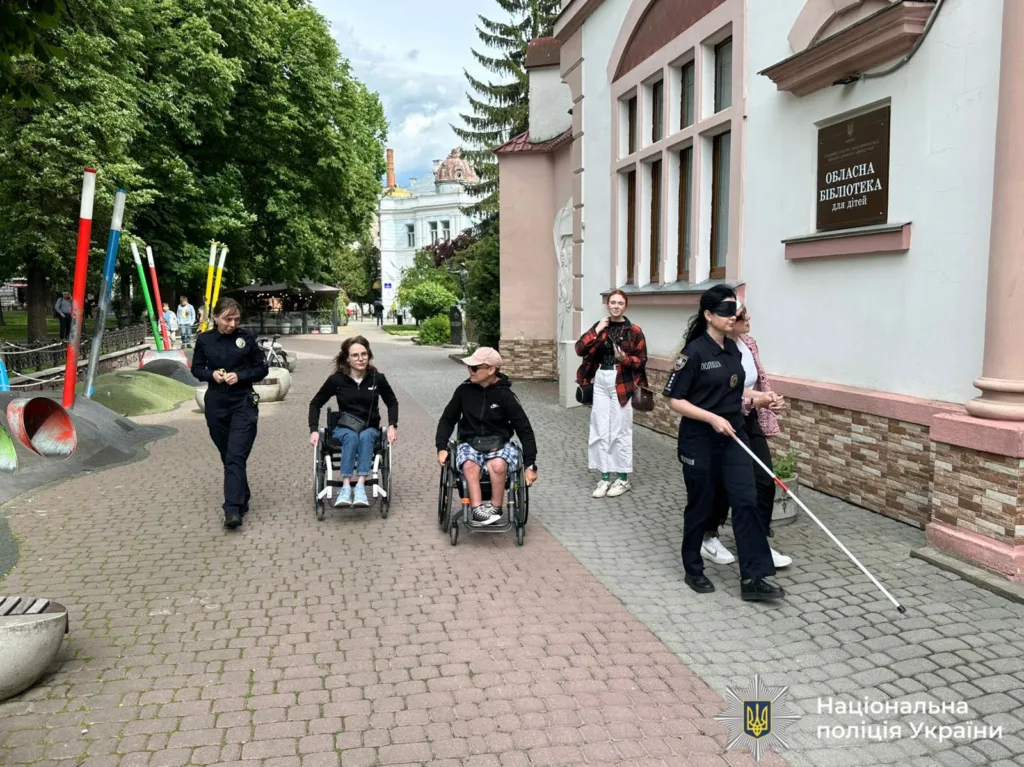 Поліцейські допомагають людям з інвалідністю на вулиці