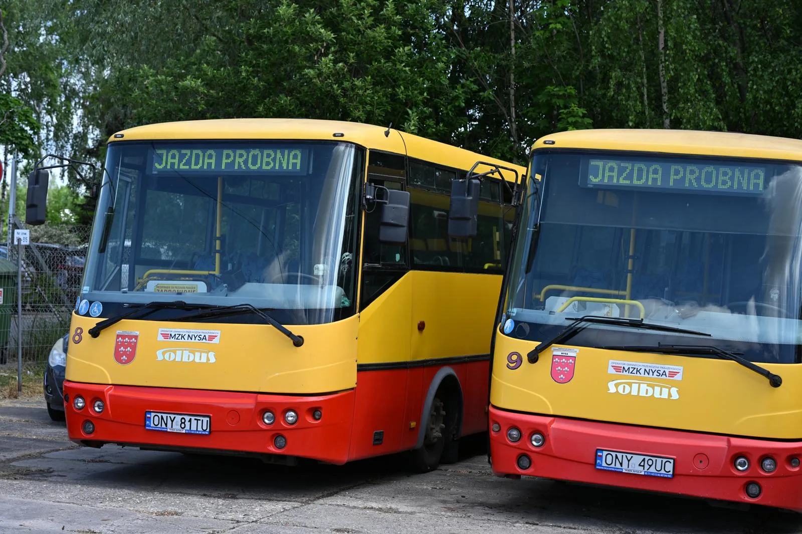 Два жовто-червоні автобуси Solbus на стоянці