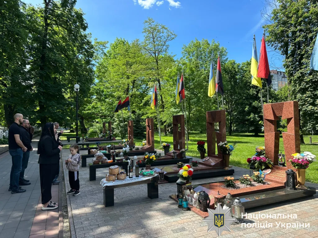 Вшанування пам’яті загиблих героїв на цвинтарі