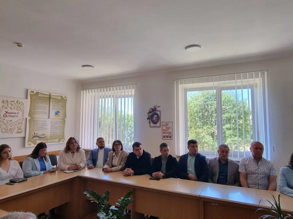 Люди на нараді в освітньому закладі