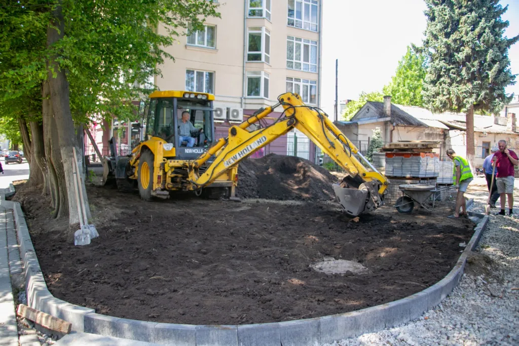 Екскаватор працює на міському будівельному майданчику